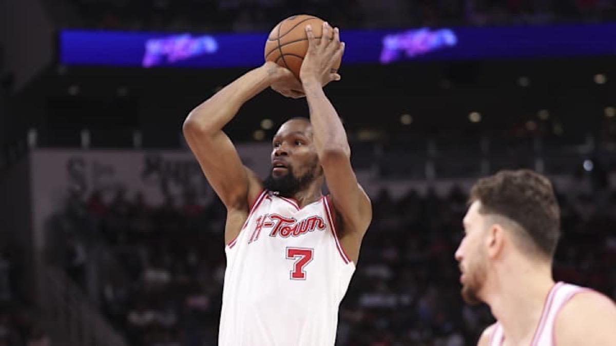 杜兰特对阵詹姆斯2026季后赛首轮:谁的数据更占优?